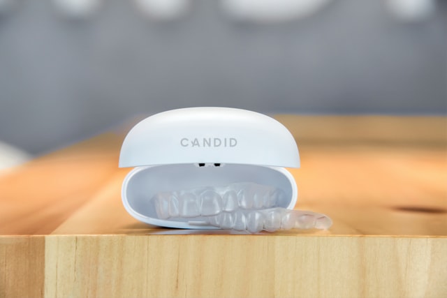 candid-FDuefSgoO8E-unsplash teeth whitener